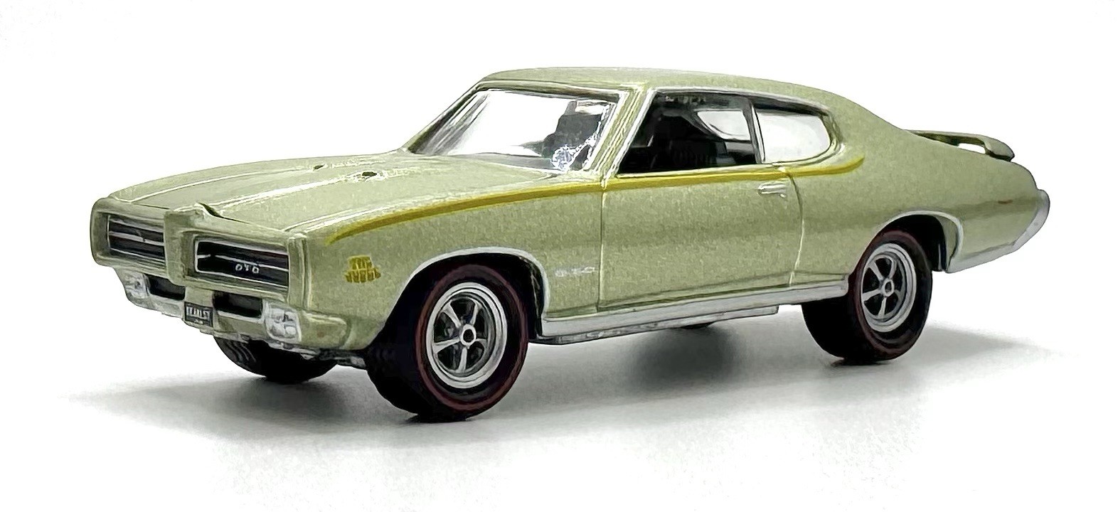 HTF 1969 Pontiac GTO Judge 6.6L 400 V8 – Limelight Green – 1:64 Scale – A Body
