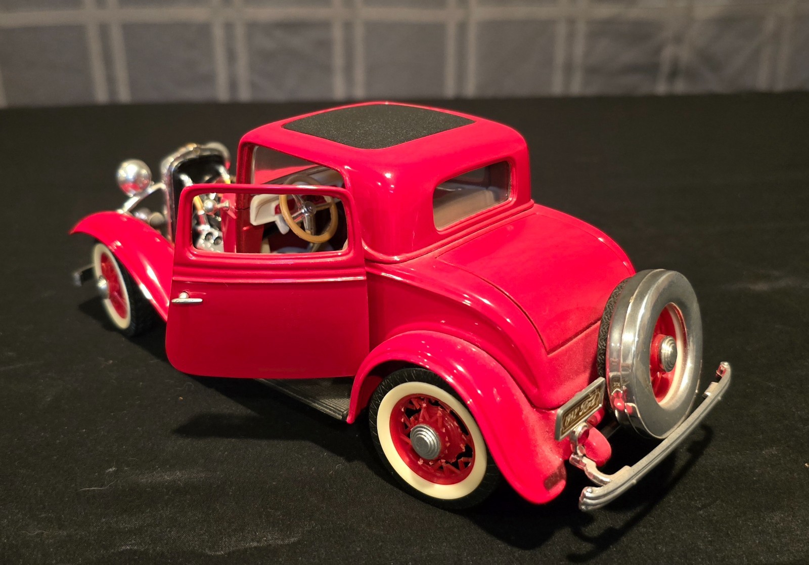 Road Legends 1932 Ford 3-Window Coupe Hot Rod Red 1:18