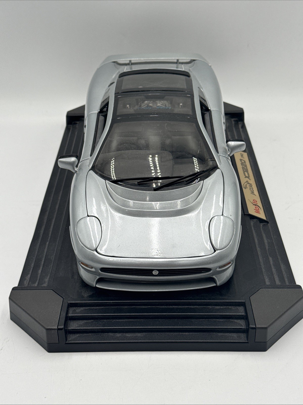 Maisto Silver Jaguar XJ220 1992 Diecast Model Car 1:12 Scale Sports Car W/ Base