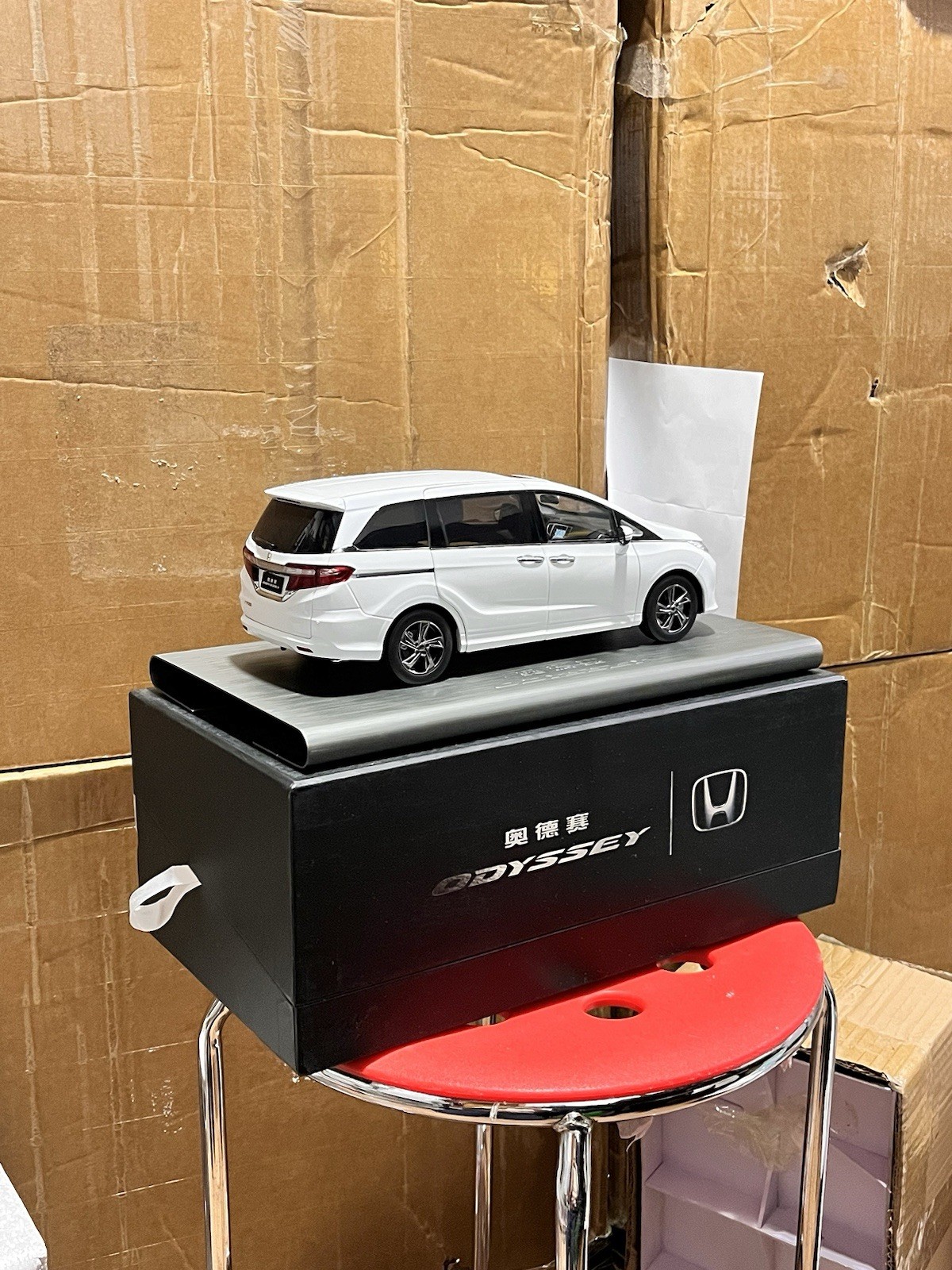 1:18 Scale 2015~2018 Honda Odyssey White Diamond Pearl Diecast Model With Base
