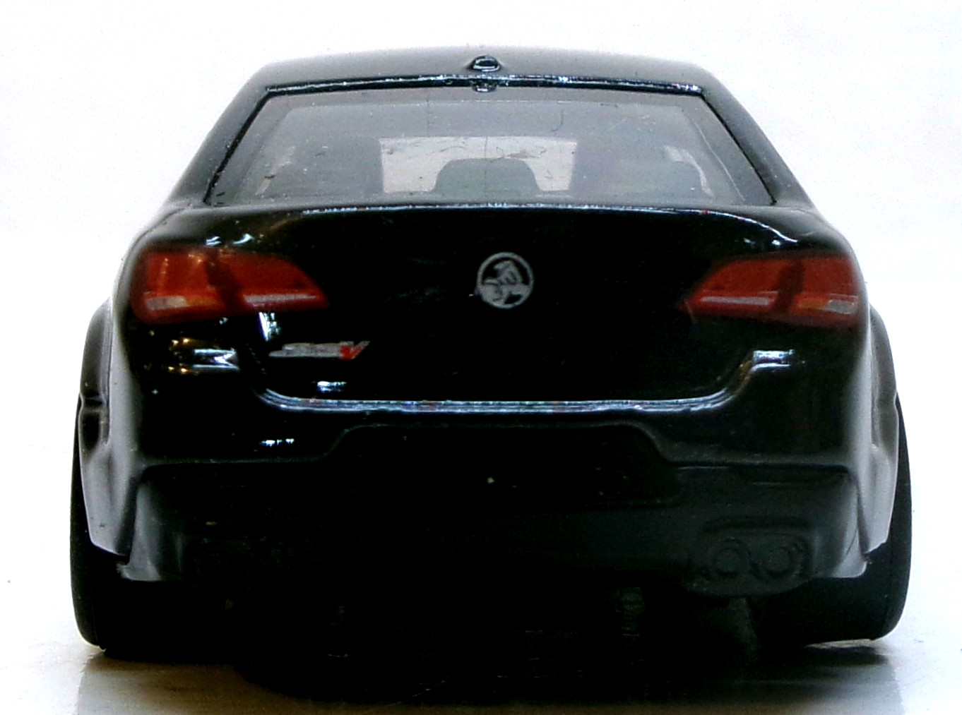 LOOSE 2025 MATCHBOX 1:64 BLACK HOLDEN VF COMMODORE SSV WHEEL SWAP REAL RIDERS