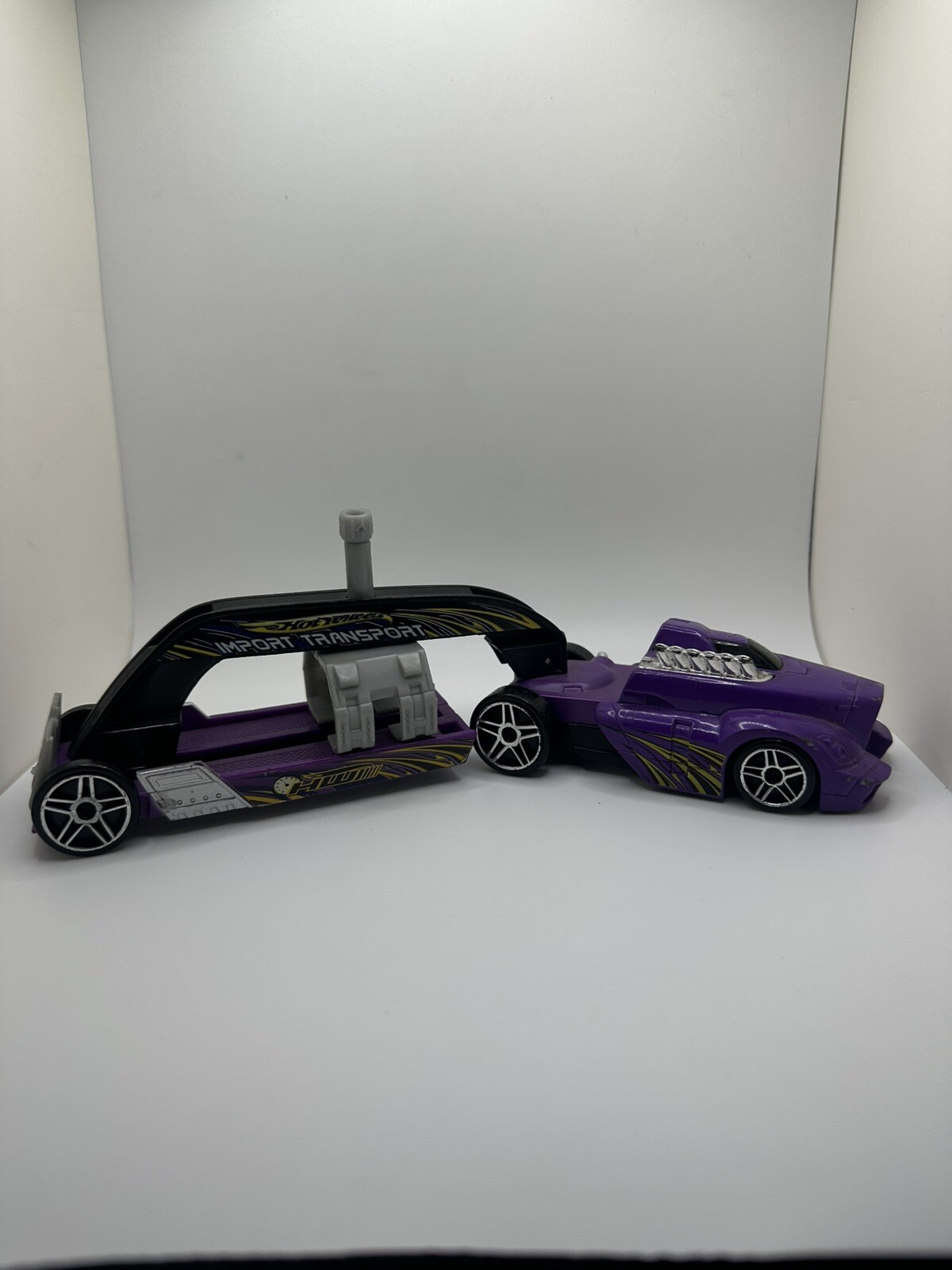 2004 Hot Wheels Truckin’ Transporters #B3910 Rampage Purple Truck & Trailer