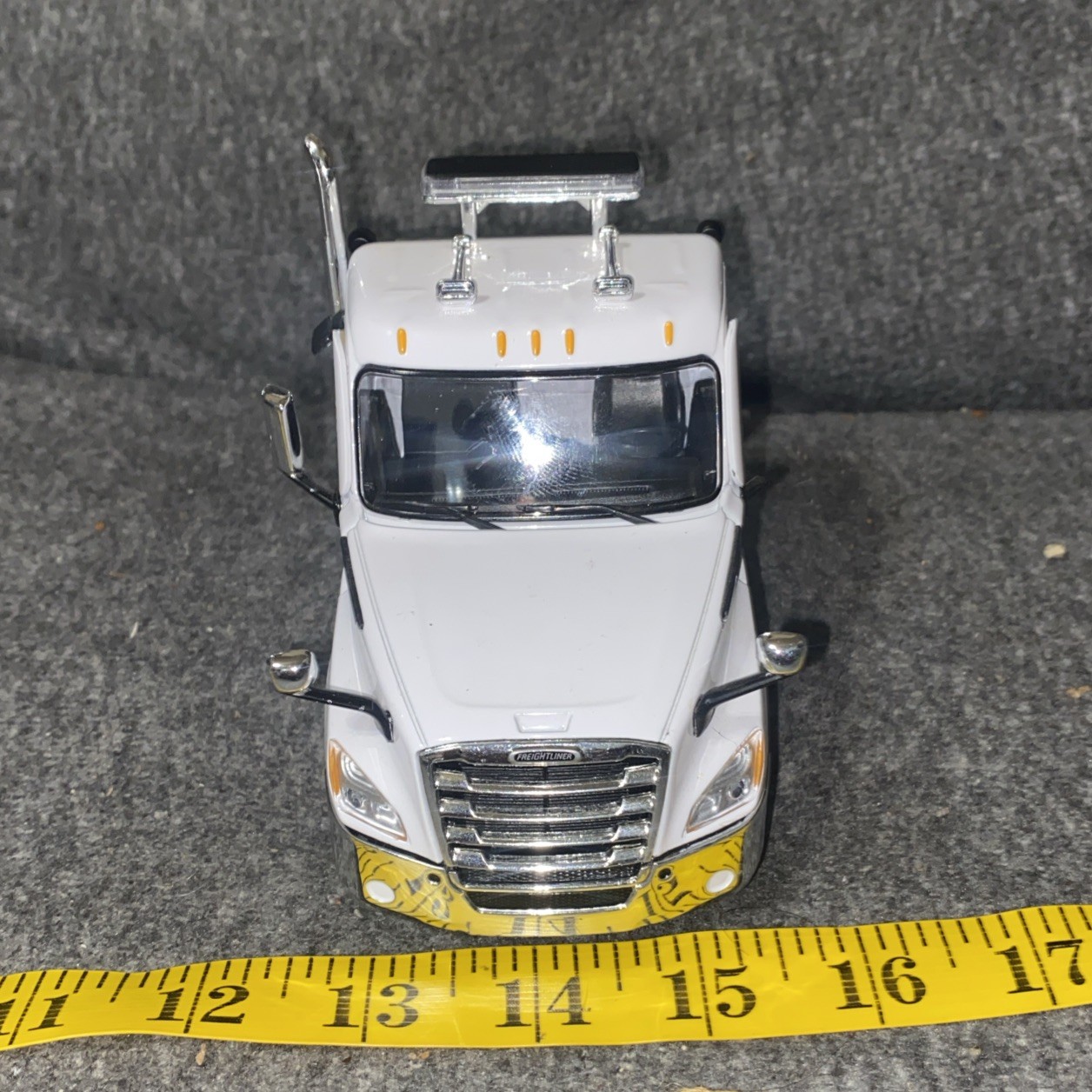 First Gear 1/34 Freightliner Cascadia Semi Ledwell Trailer United Rental Tractor
