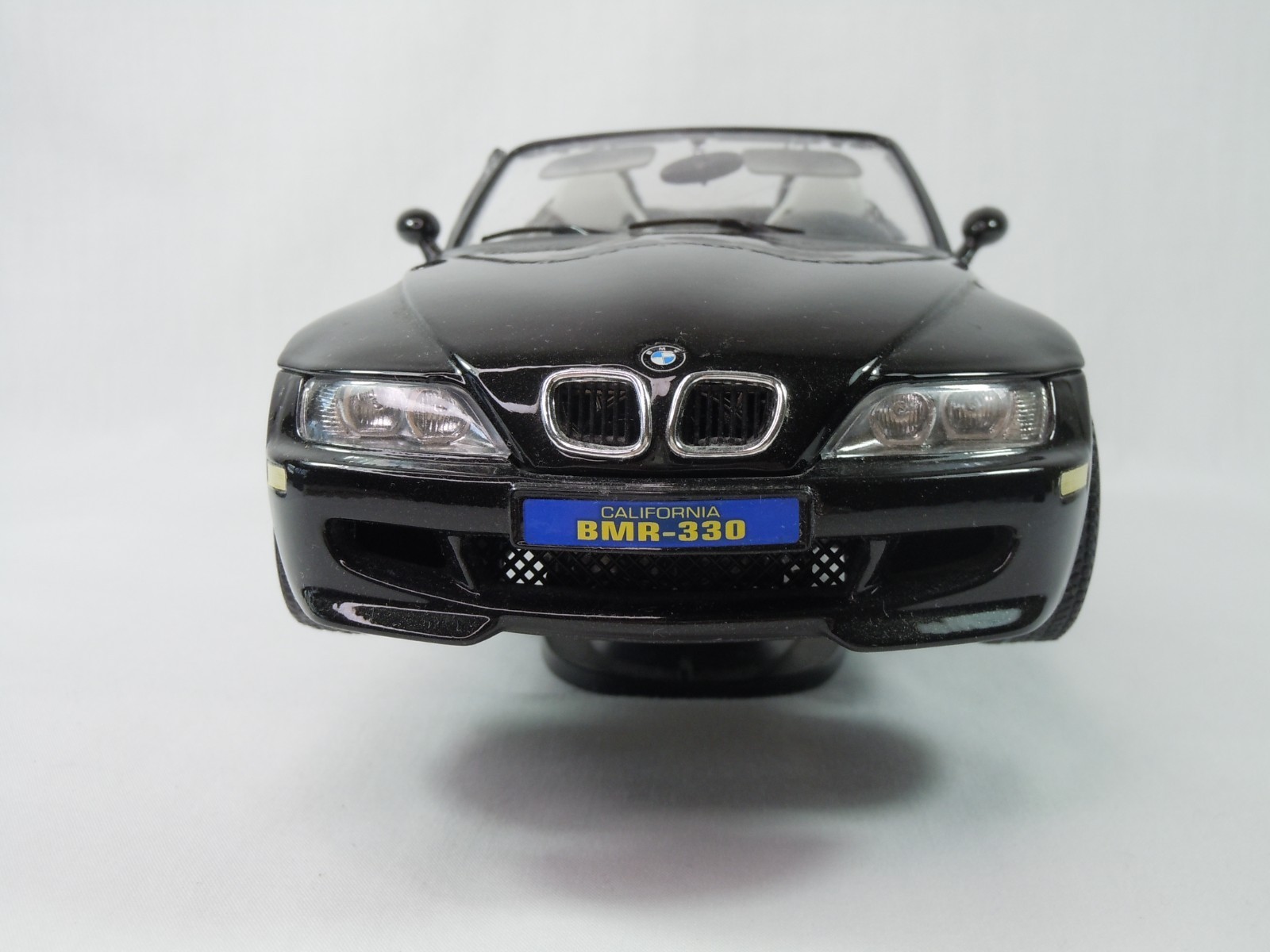 Burago 1/18 Scale BMW 330M Roadster 1996 Diecast Car With Stand