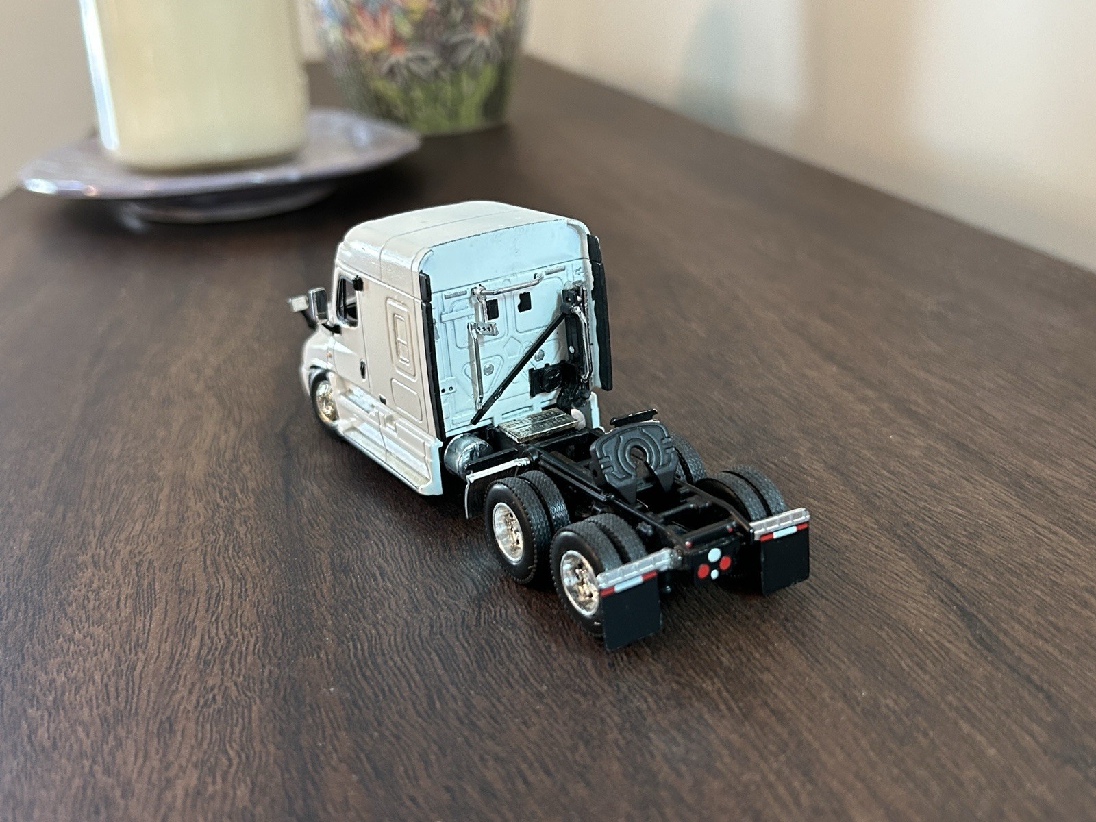1/64 DCP Freightliner Cascadia Midroof Sleeper Custom