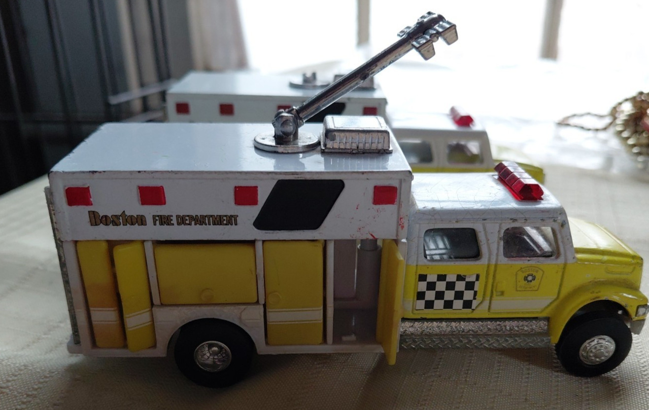 Road Champs International Boston Fire Department Rescue Truck pair 1:64