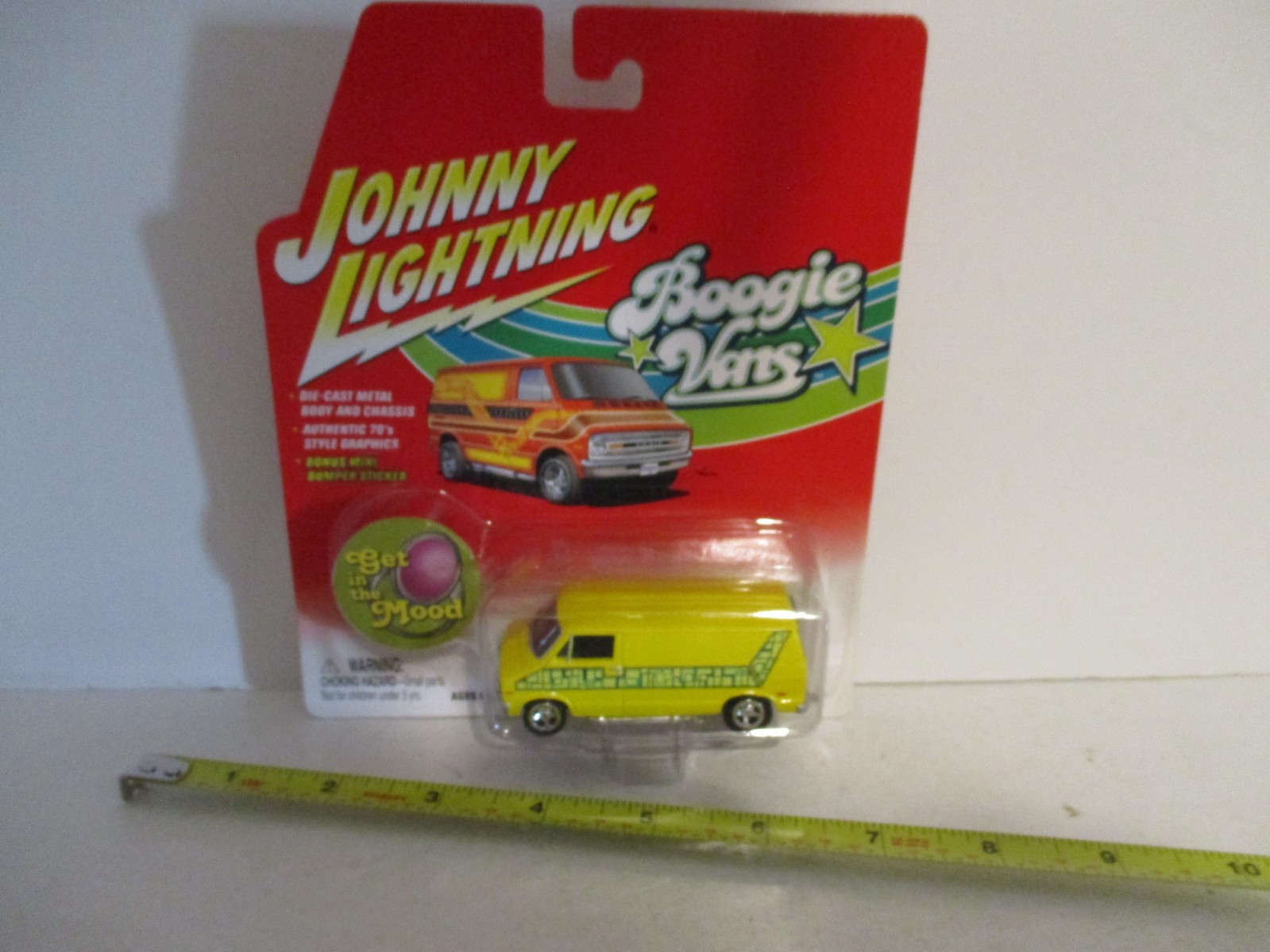 Johnny Lightning Boogie Van 1976 Dodge D-150 Yellow 2003 MOC