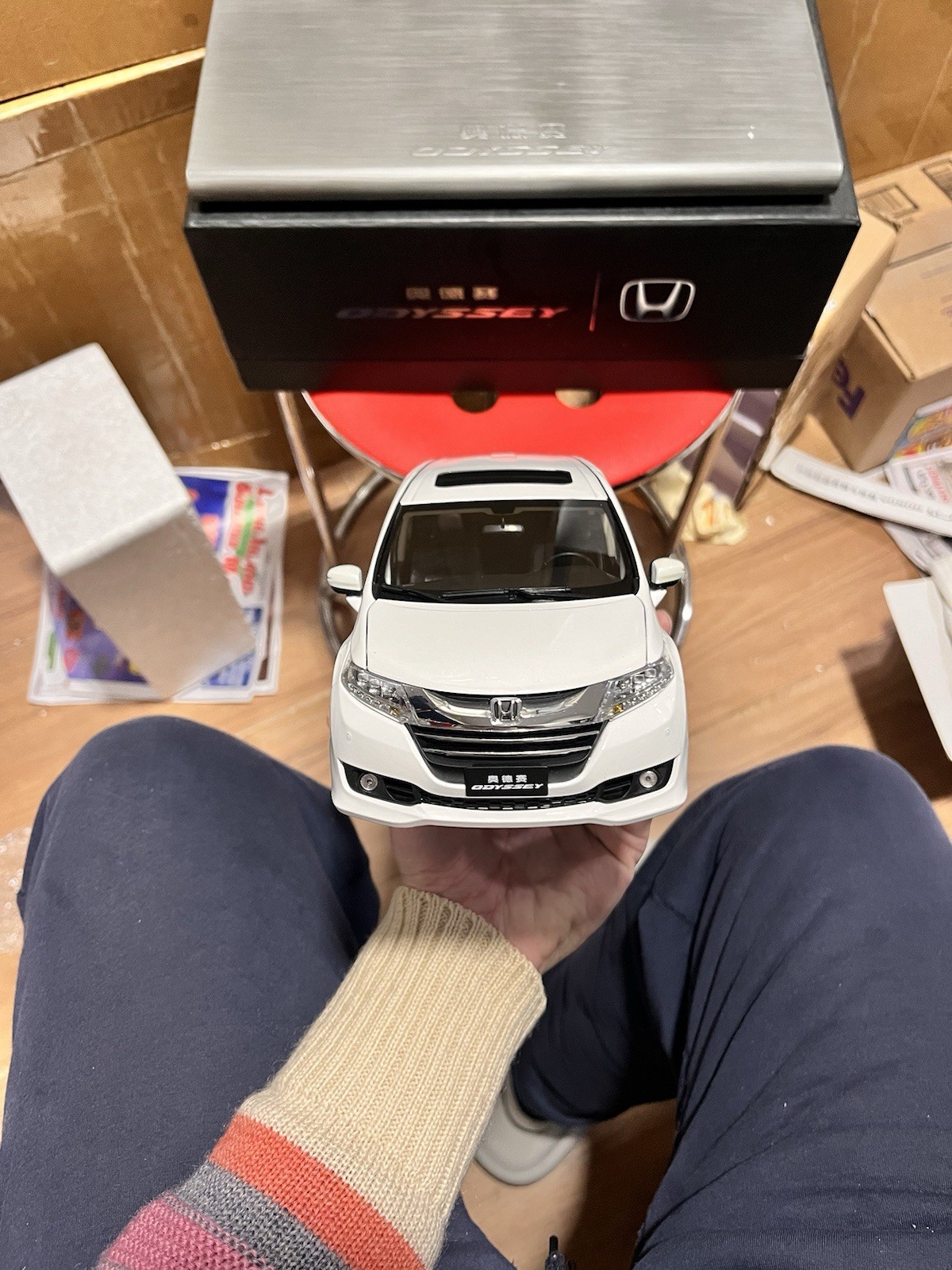 1:18 Scale 2015~2018 Honda Odyssey White Diamond Pearl Diecast Model With Base