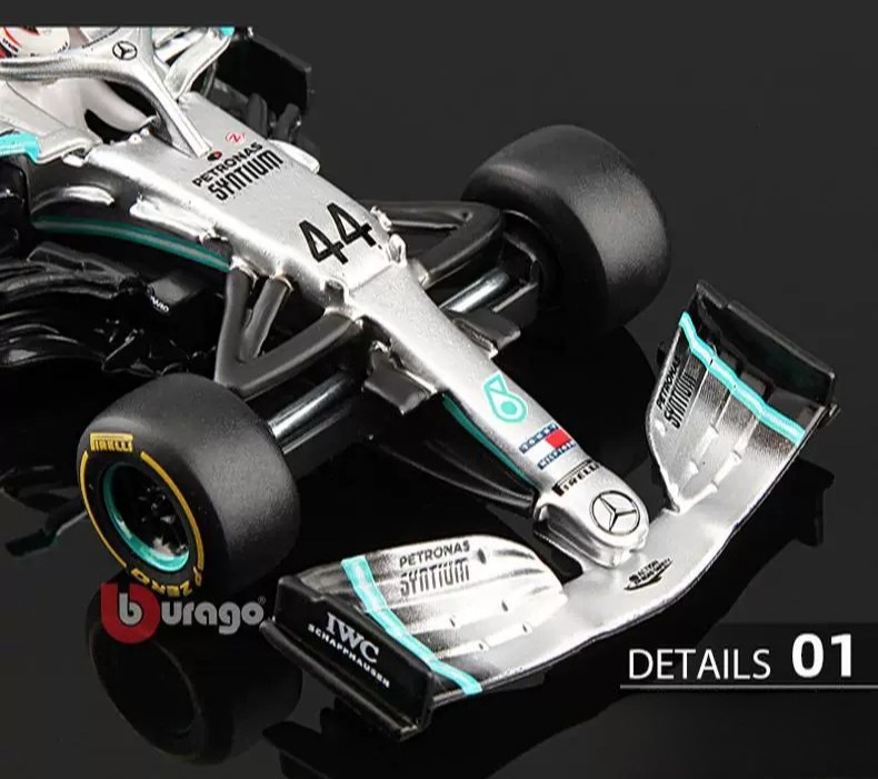 BBurago 1:43 MERCEDES AMG F1 W10 EQ POWER+ #44 Lewis Hamilton Helmet Edition