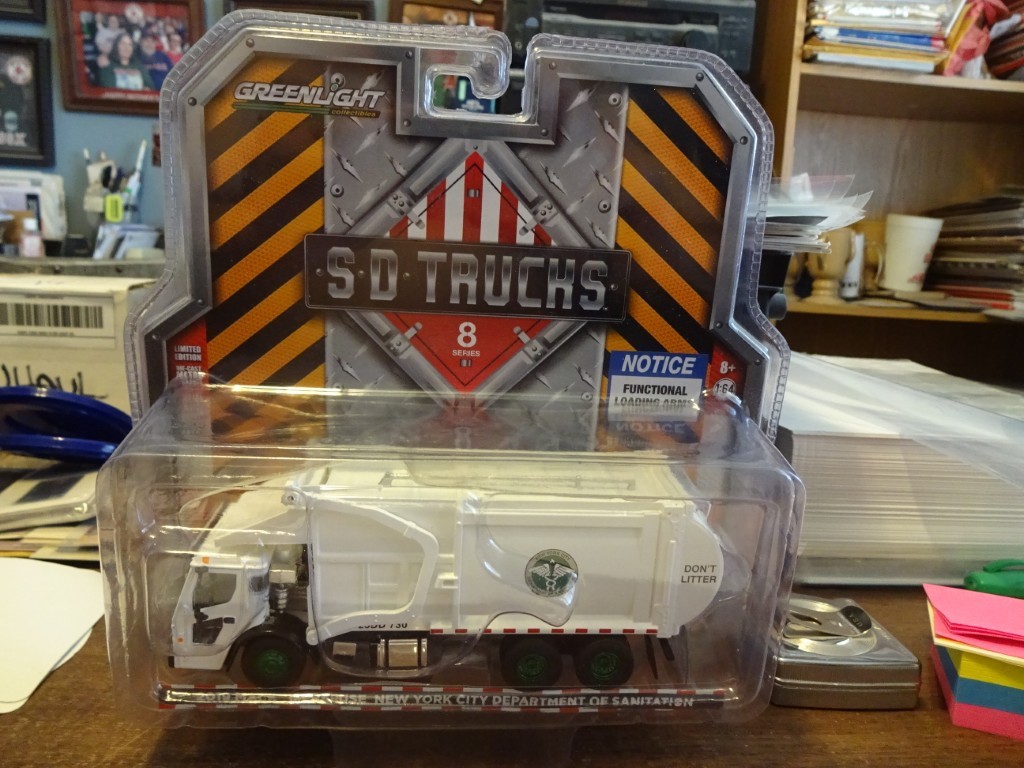 GreenLight New York City Sanitation Mack LR Front Load Garbage Truck 1:64