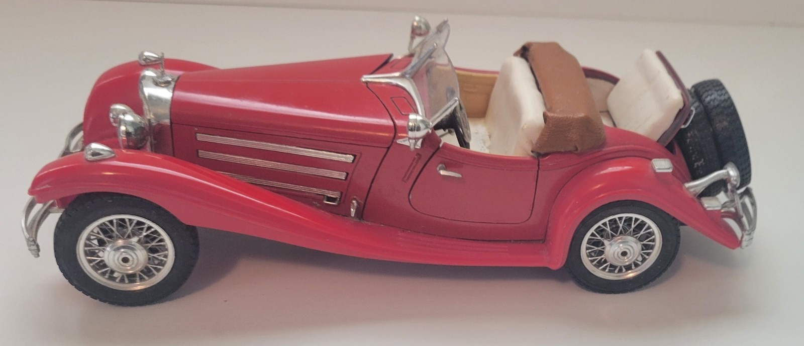 1936 Mercedes Benz 500 K Roadster 1:20 by Bburago Model #3020 with Stand