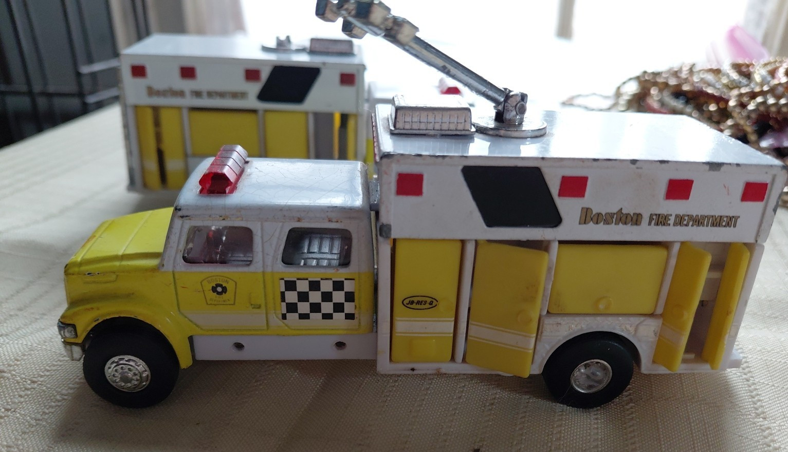 Road Champs International Boston Fire Department Rescue Truck pair 1:64