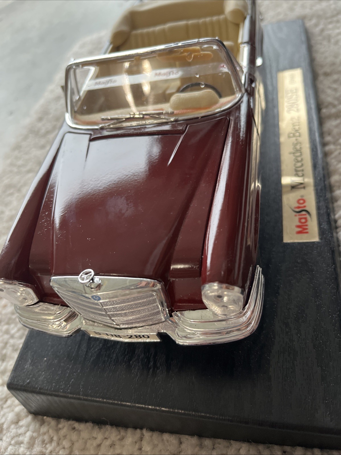 Maisto 1966 Mercedes-Benz 280 SE Convertible 1:18 Diecast Car