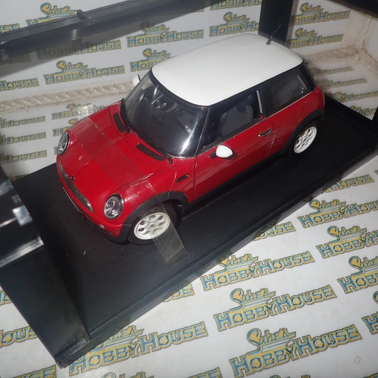 AutoArt 74822 – 1/18 Scale – BMW Mini Cooper Red