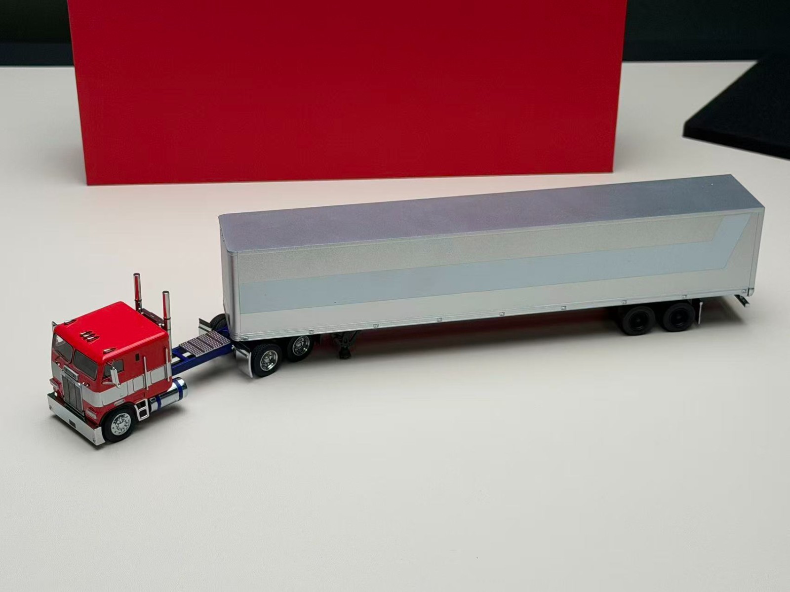 1:64 596 HEC G1 Freightliner Container Truck Tractor Model Diecast Metal Car