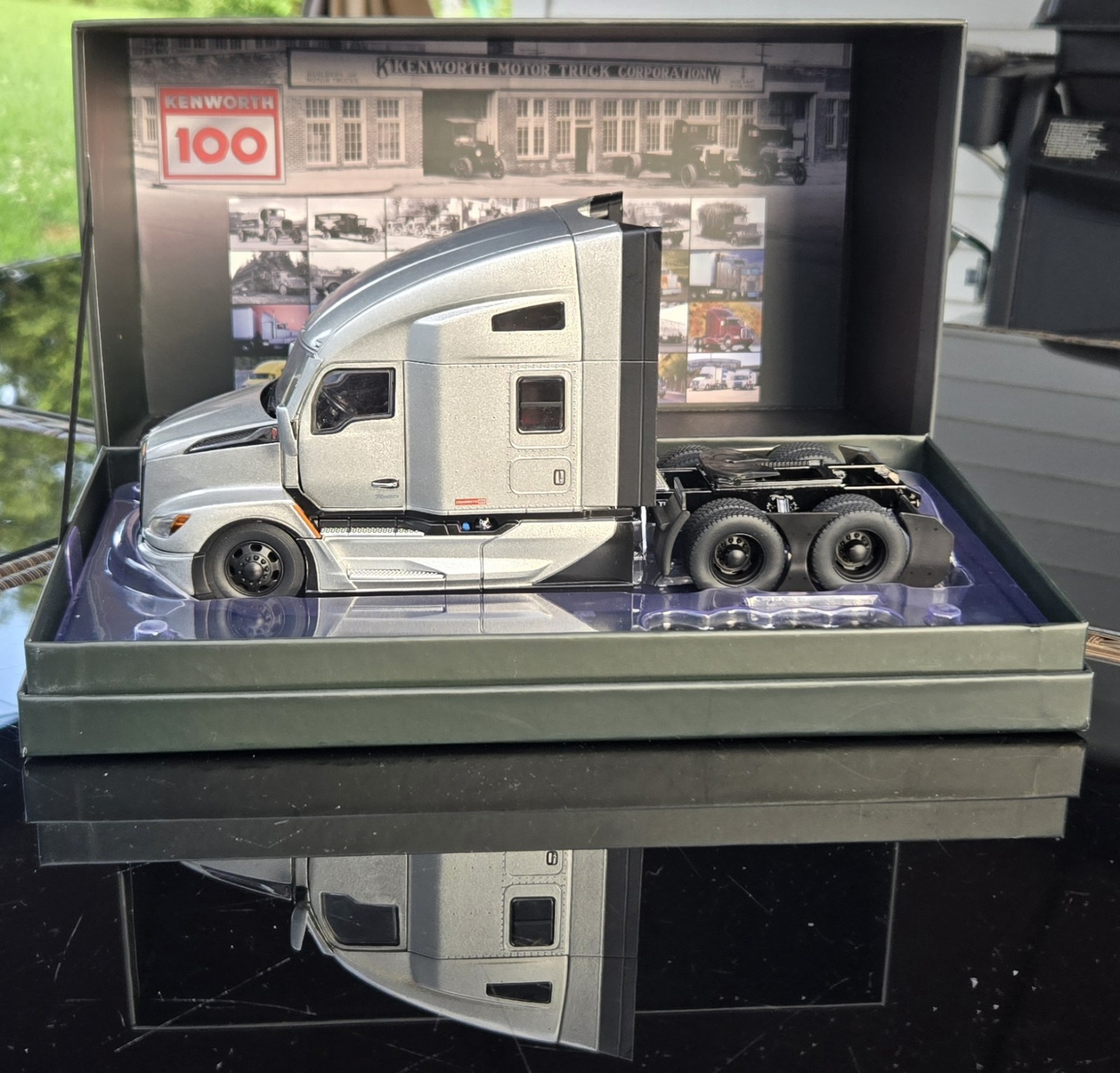 Kenworth 100 T680 1:32 Diecast Semi Truck Model Silver/Black Opening Hood/Doors