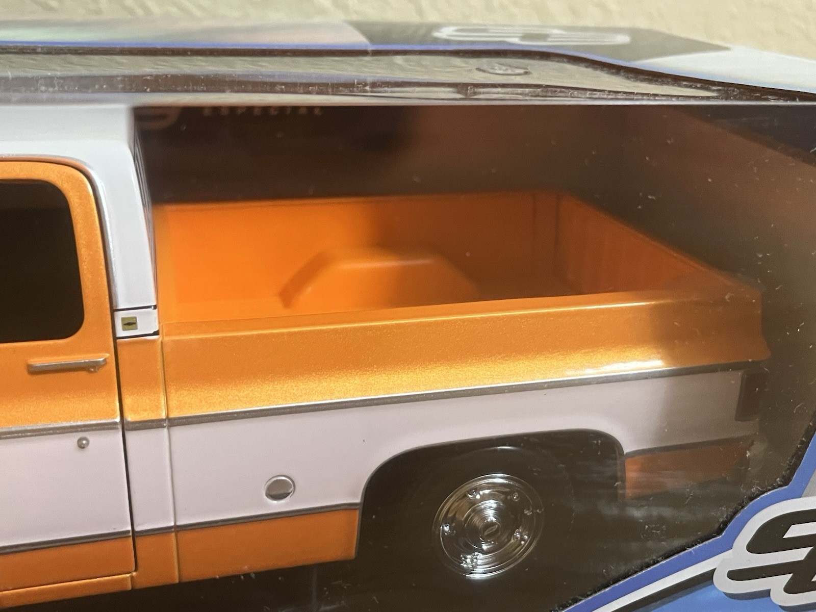 Maisto 1:18 1974 Chevrolet C10 Cheyenne Super Pickup Truck Orange With White Top