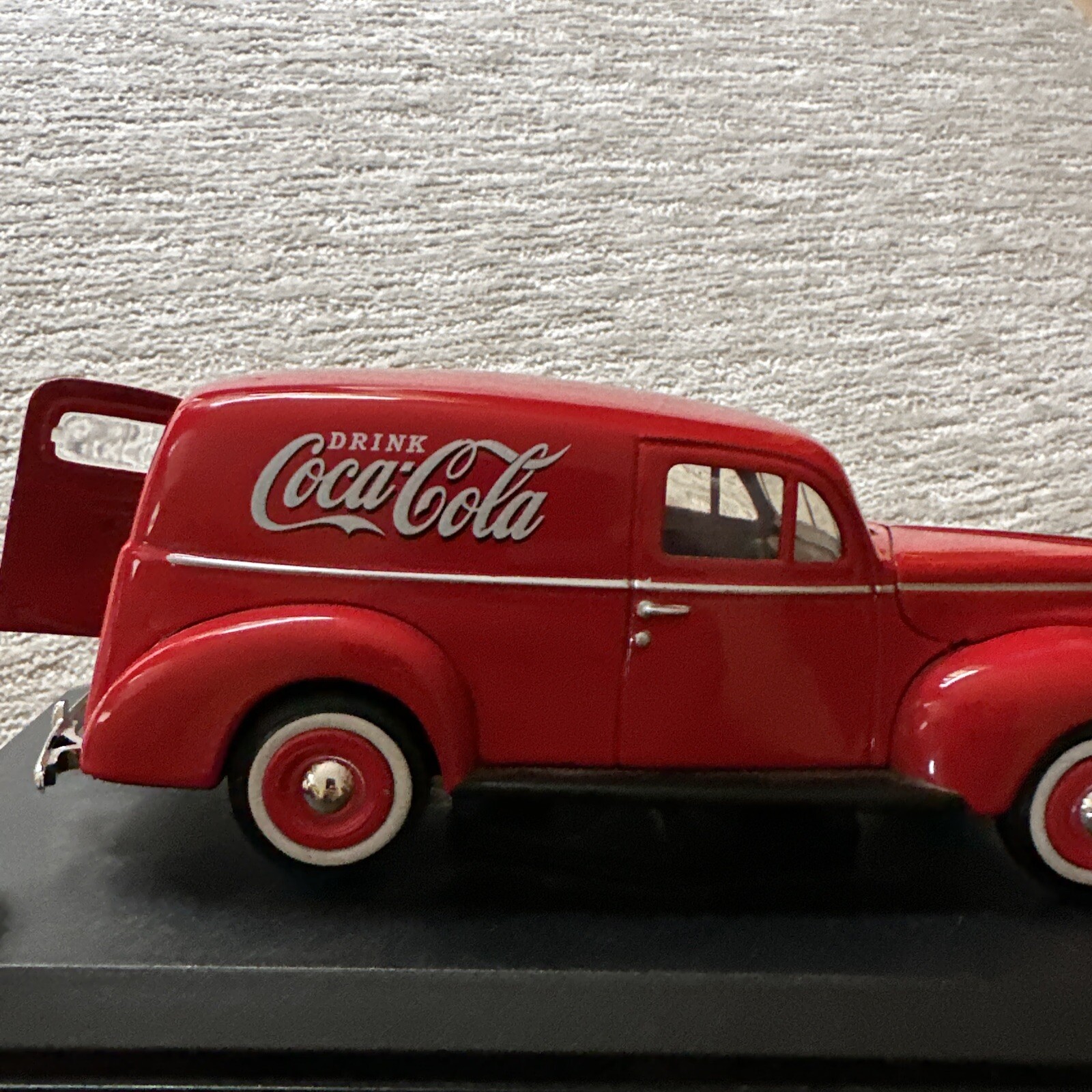 Coca Cola Ford 1940 Sedan Delivery 1:24 Diecast Collectible USED NO BOX