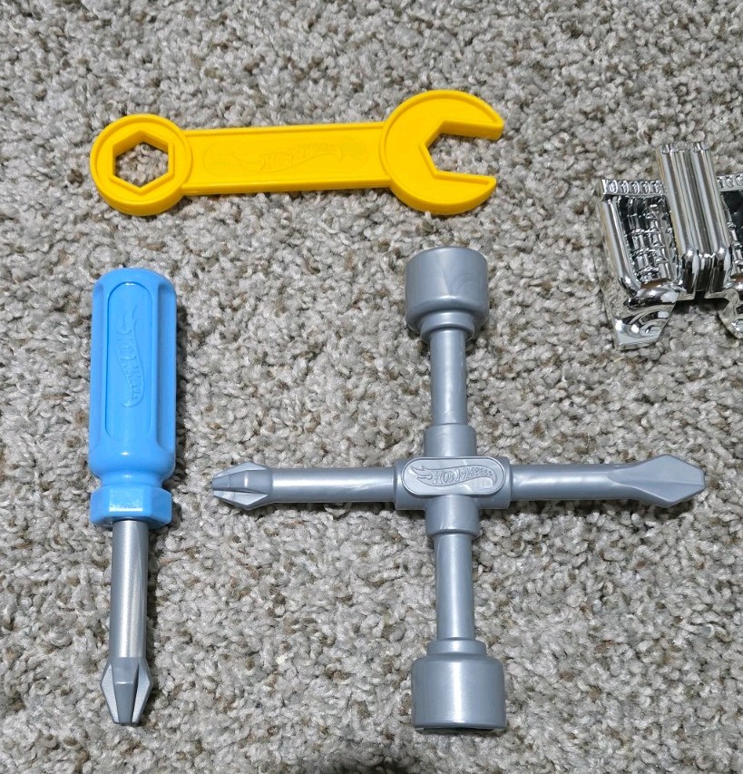 Hot Wheels Ready To Race Car Toy Auto Mechanic Tools wrench w/ car parts screws