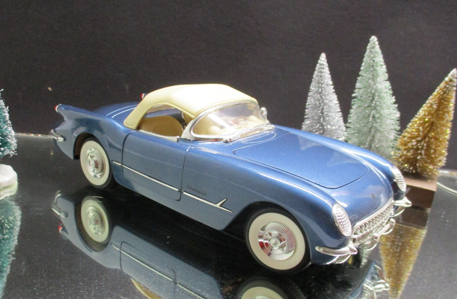 1954 Chevrolet Corvette Convertible Mira Golden Line 1:18 Diecast Car Model Navy
