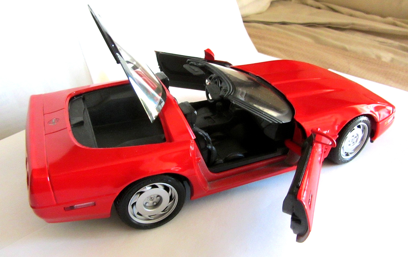LOT OF 2 1992 RED CHEVY CORVETTE ZR1 1:18 & 1997 RED CORVETTE 1:24 BY MAISTO
