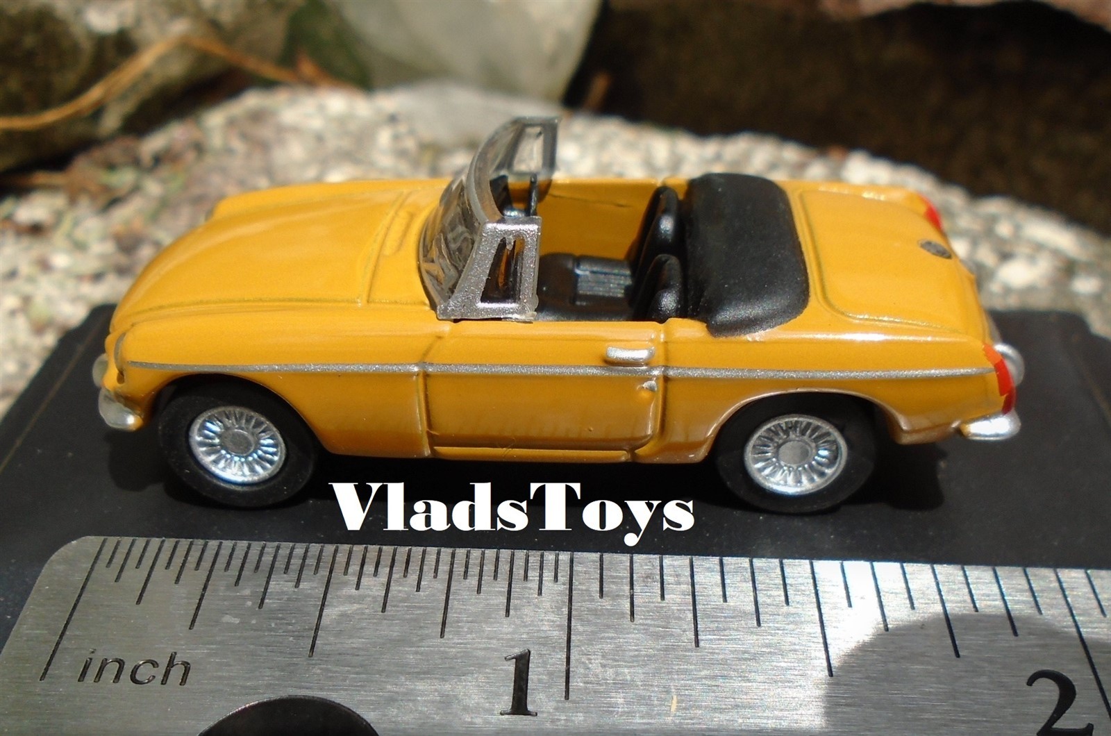 Oxford Diecast 1:76 Scale MG MGB Roadster Bronze Yellow sports car 76MGB009