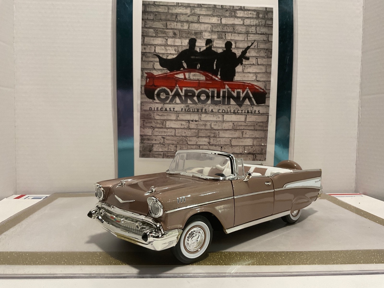 1/18: ROAD SIGNATURE 1957 CHEVROLET BEL AIR BRONZE ON WHITE