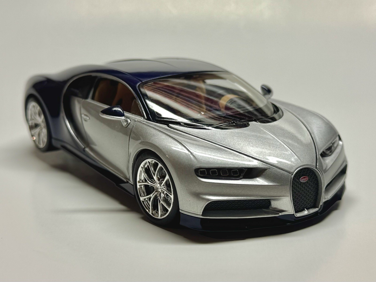 Silver/blue 1/24 2016 Bugatti Chiron Die-cast Car By Welly