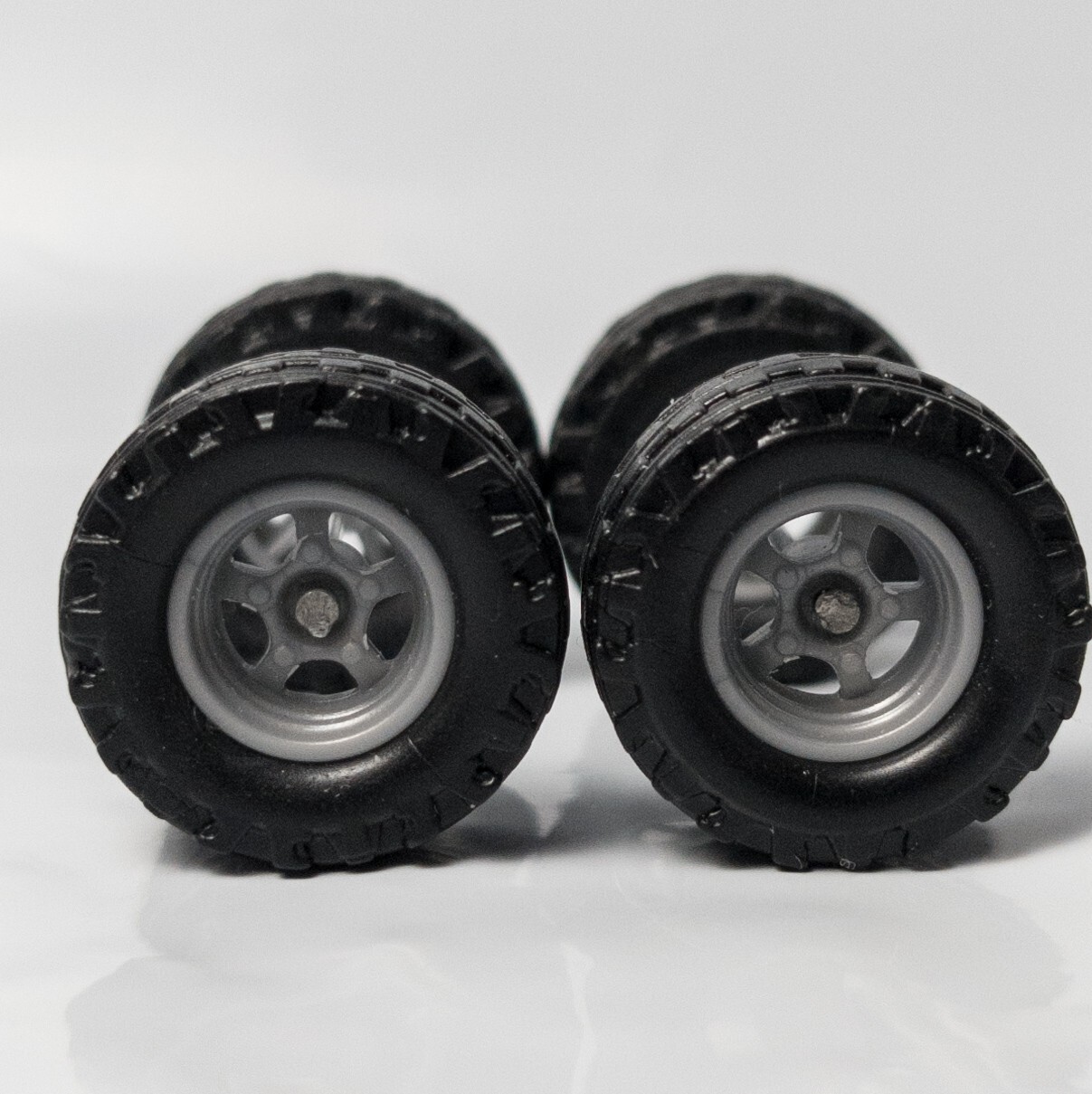17mm Blackwall 4×4 Truck Tire Sets – Gray 5 Spoke for Hot Wheels