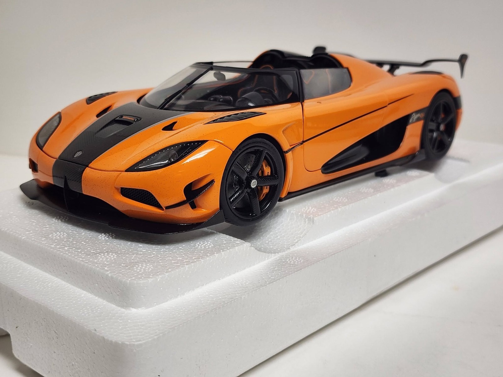 AUTOart: 1/18 autoart model car – Koenigsegg One 1 Agera RS, cone orange/black.