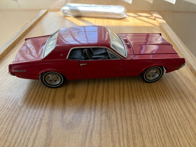 Sunstar 1:16 1967 Mercury Cougar model car
