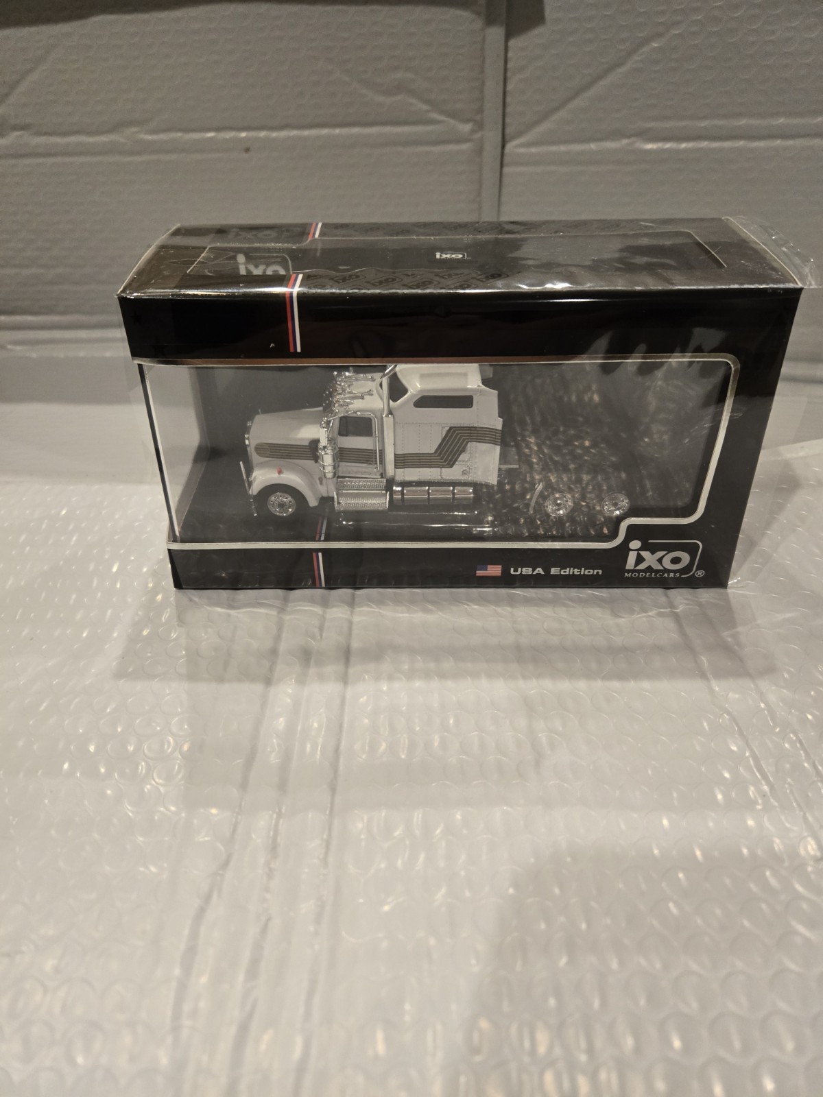 1:64 IXO Models *WHITE James Bond 007* Kenworth W900 Semi Truck NIB!