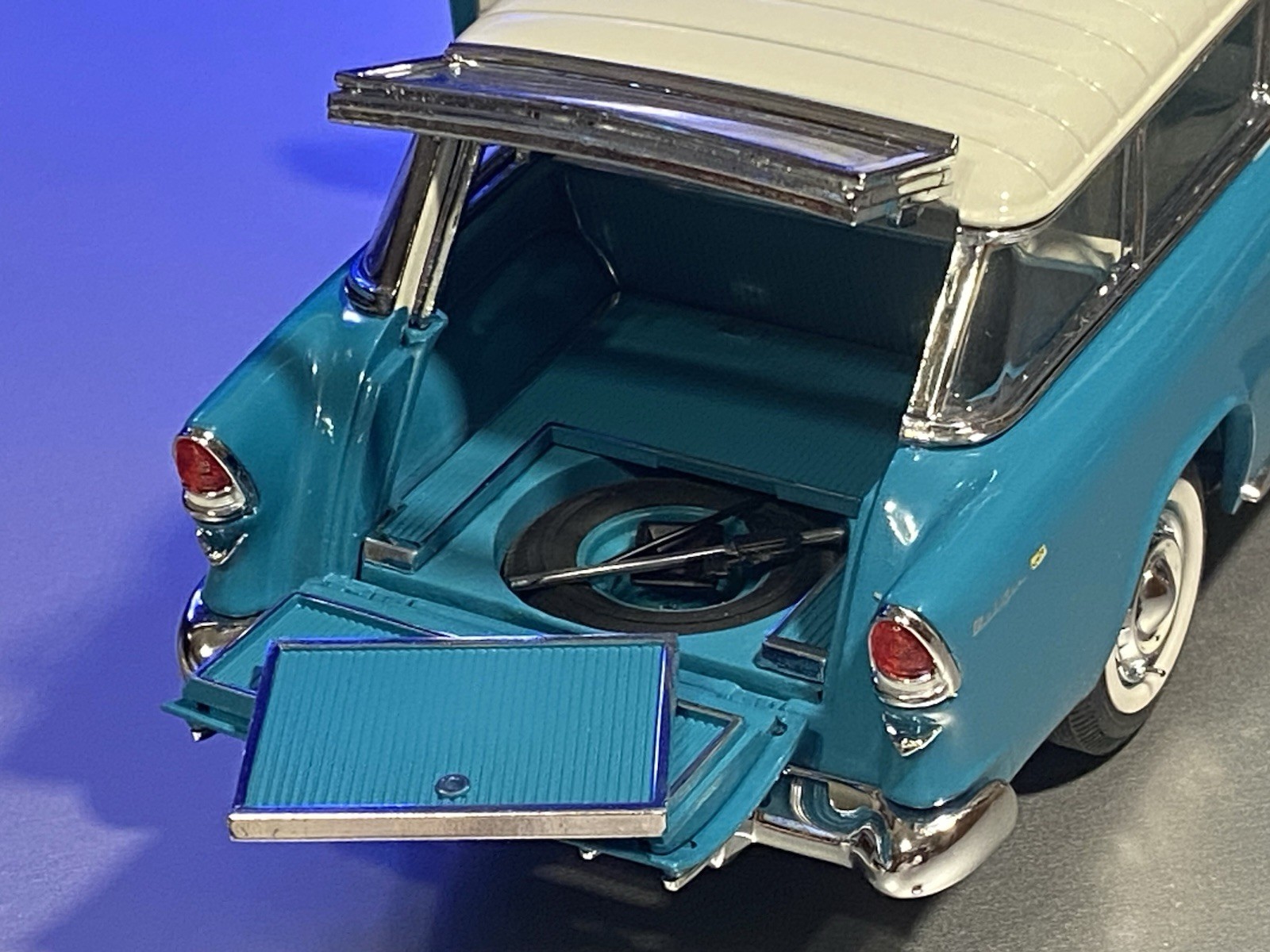 Danbury Mint 1955 Chevy Nomad / Boxed + Am. Diorama Surfer Jay & Bikini Girl Oct