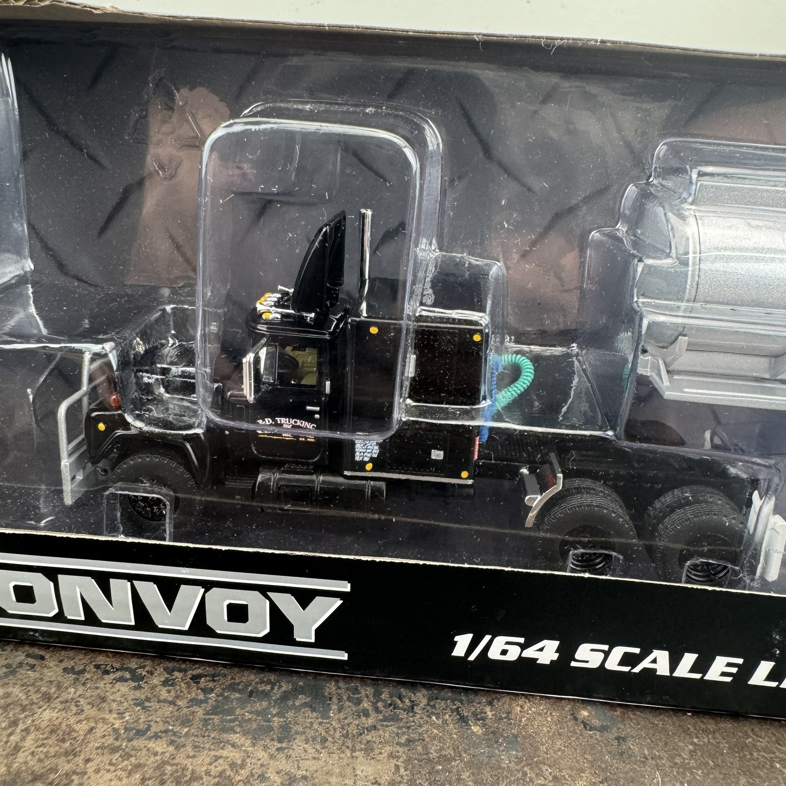 DCP R.D. Trucking CONVOY 1:64 MACK R Model Truck w/ Trailer #60-1125 R.W. McCall