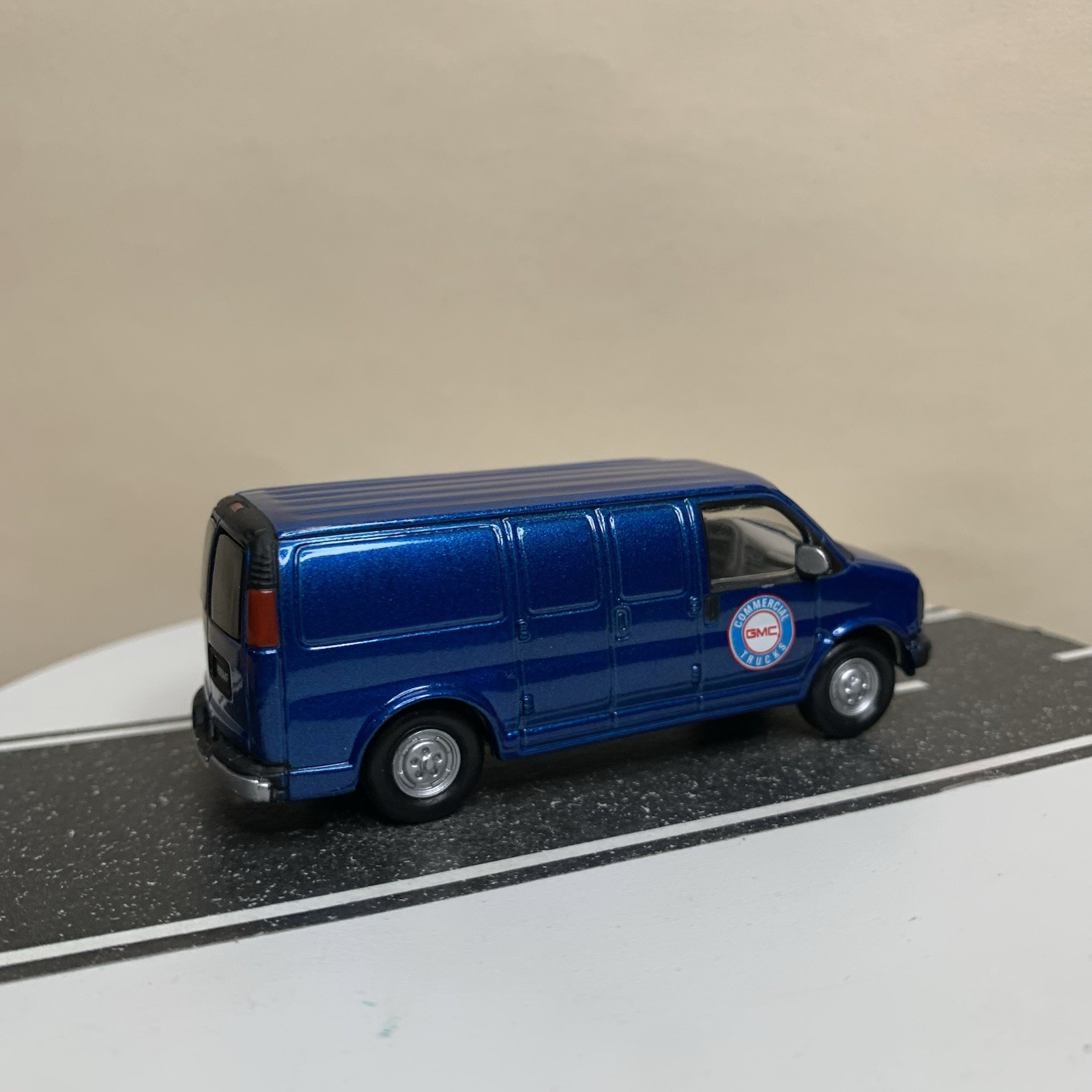 Johnny Lightning Working Class 2000 GMC Savana Van Blue “Commercial Trucks” NM