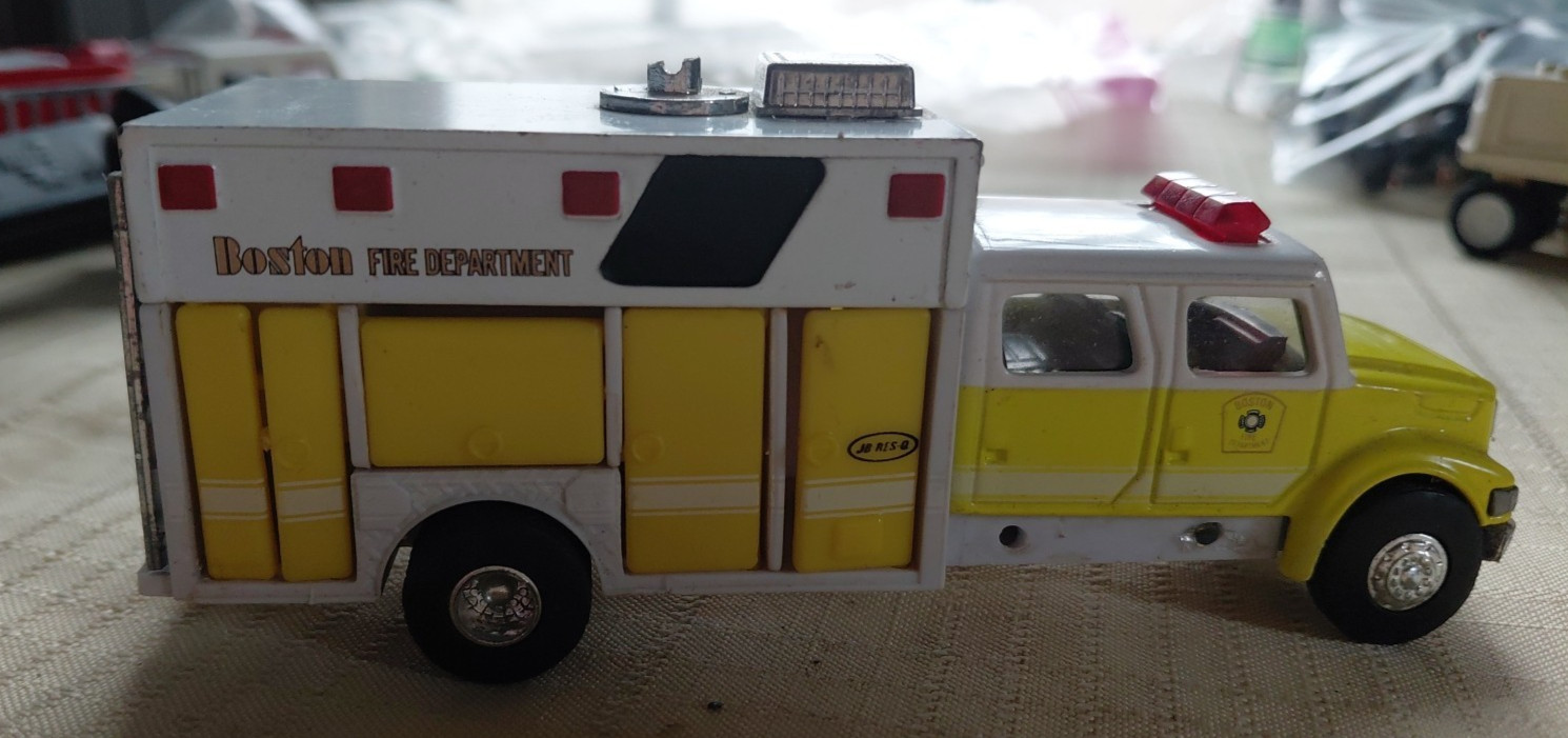 Road Champs International Boston Fire Department Rescue Truck pair 1:64