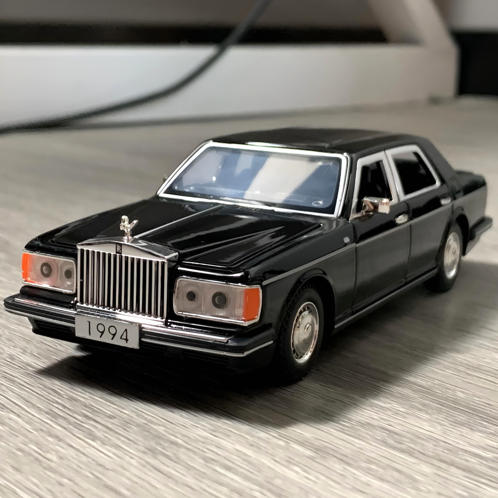 1:32 Vintage 1994 Rolls Royce Silver Spur Diecast-A Collectible Light Sound Toy