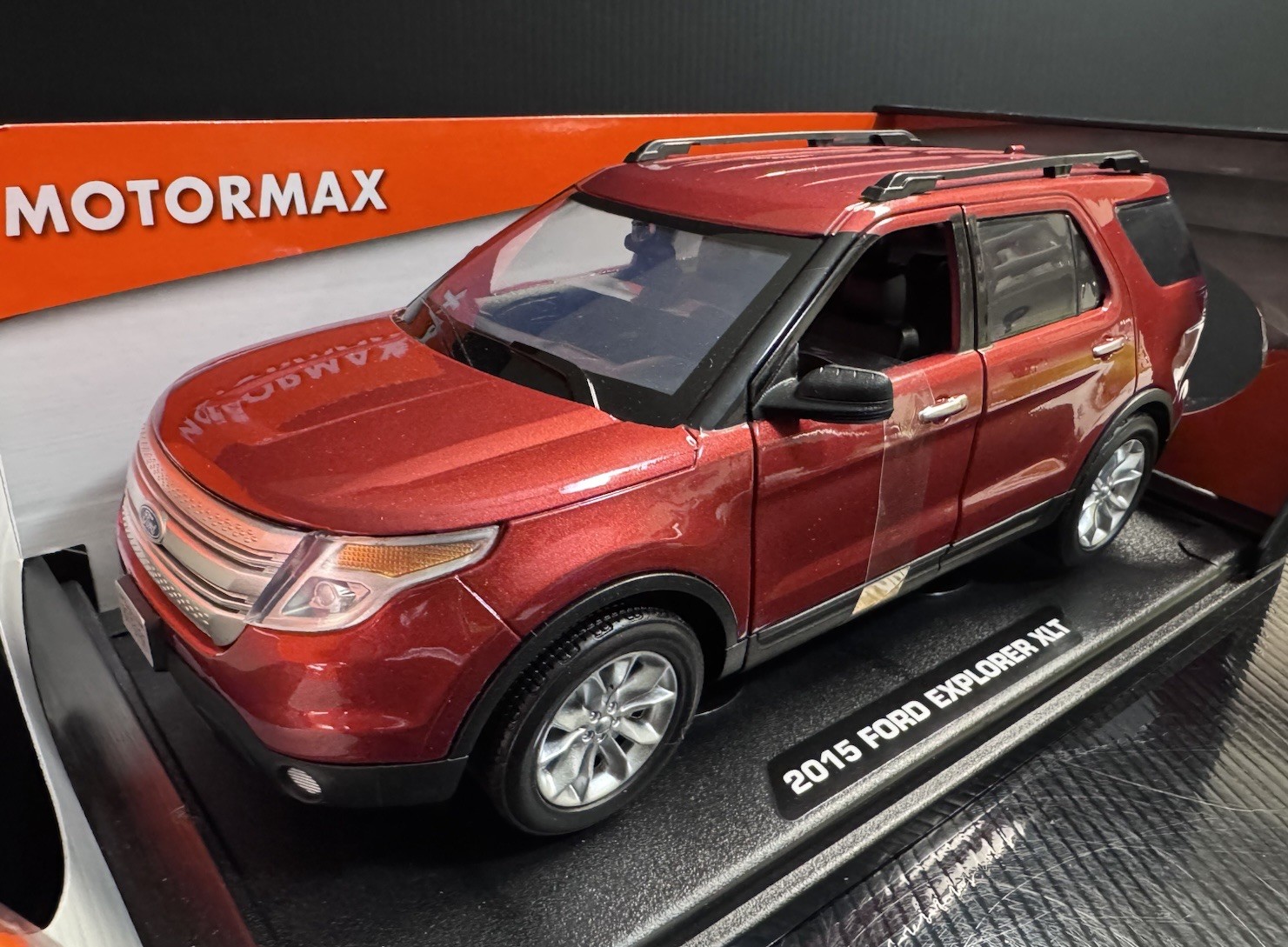 2015 Ford Explorer XLT Red Metallic 1/18 Motormax HTF Us Seller !