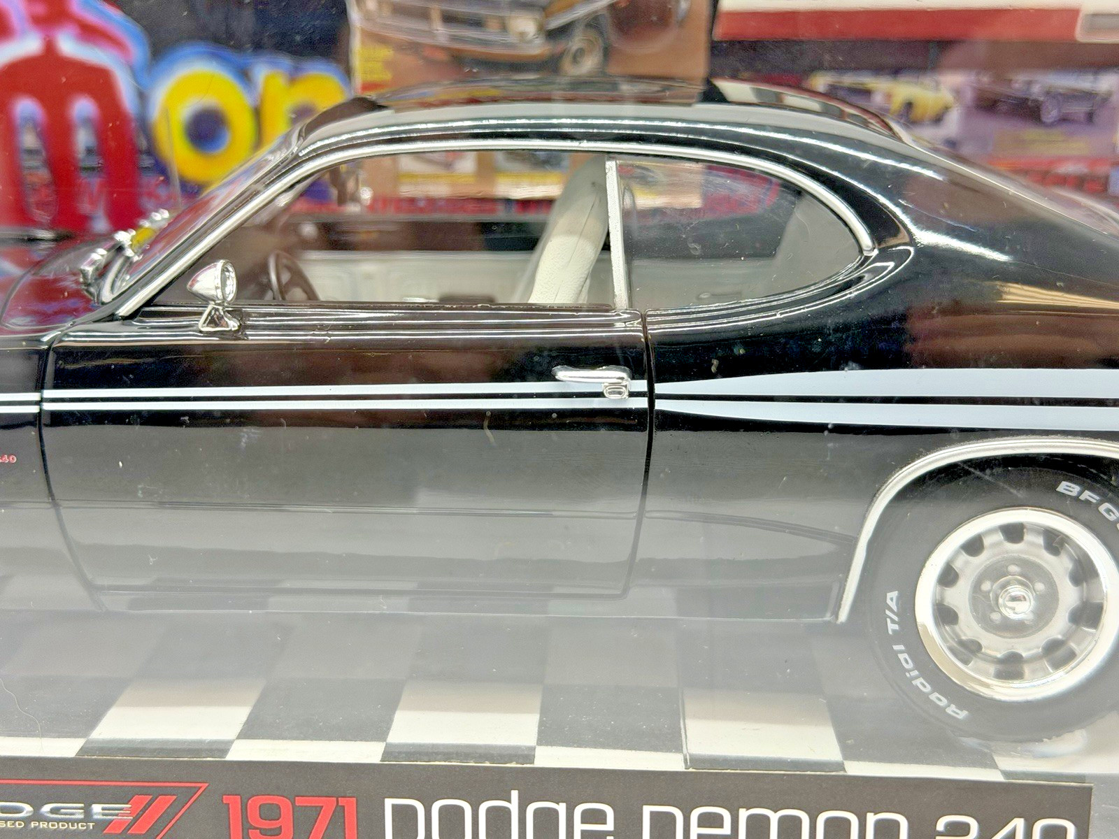 Auto World American Muscle 1971 Dodge Demon 340 Model Car 1:18 in Case Bx7-6