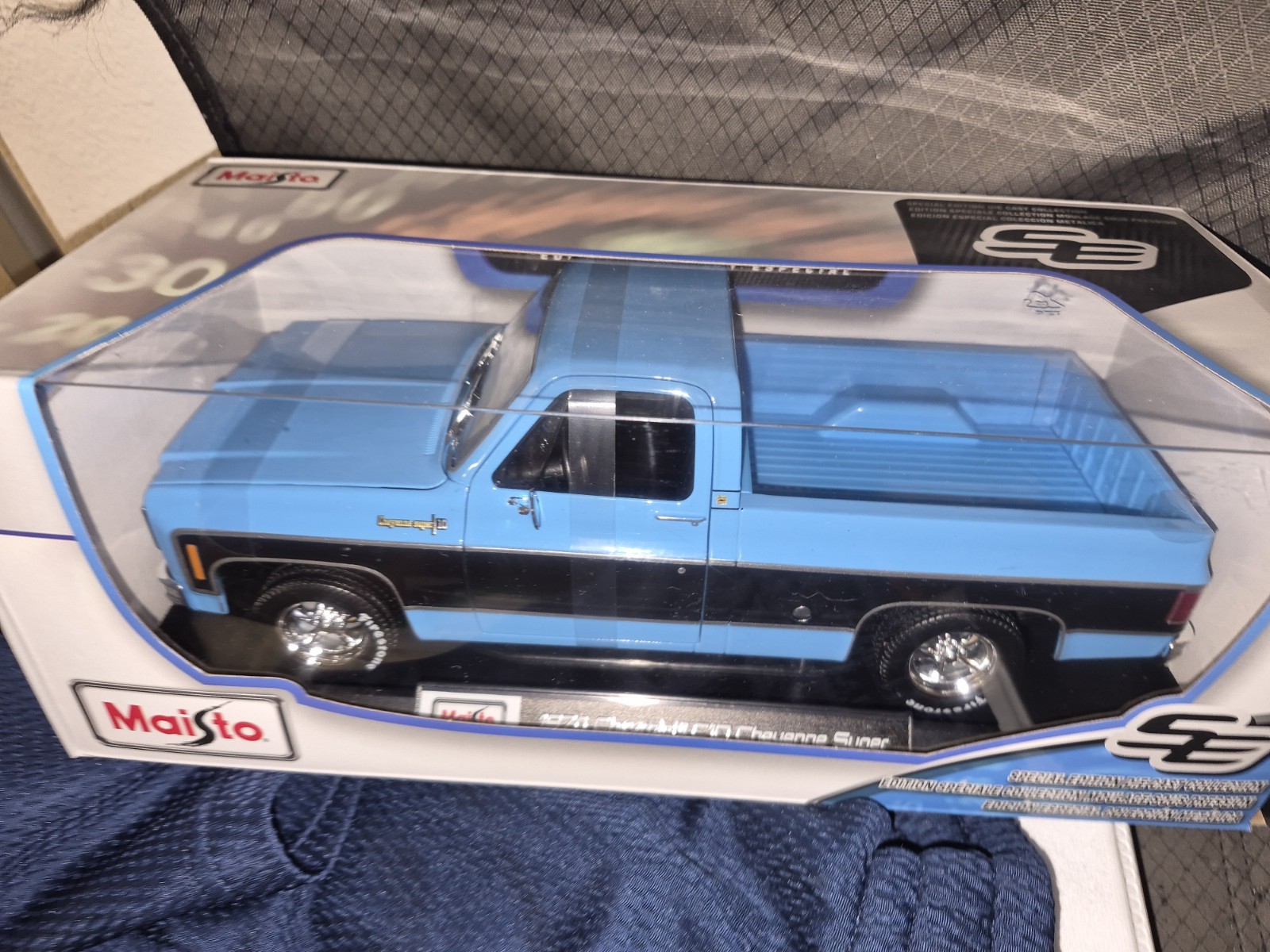 1/18 Maisto 1974 Chevrolet C10 Cheyenne Super SquareBody Blue / Black Chevy