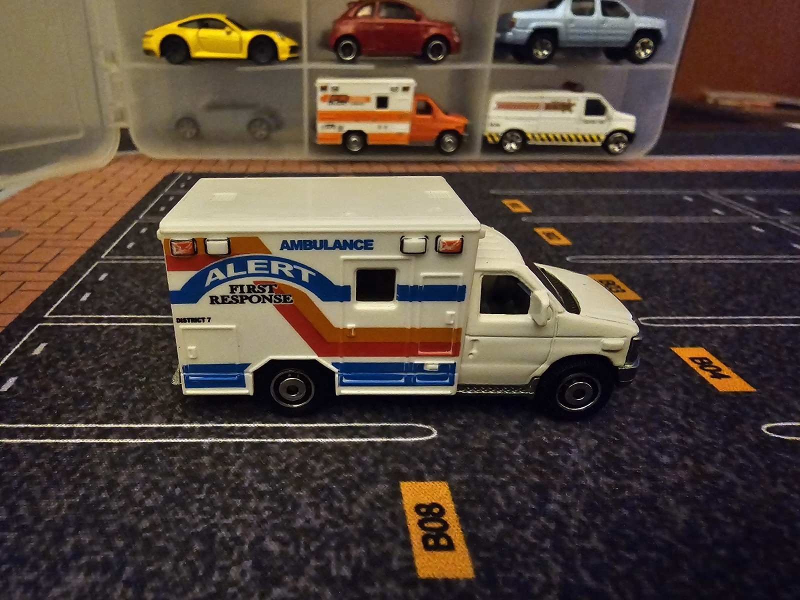 Matchbox Ford E-350 Ambulance white 1/64