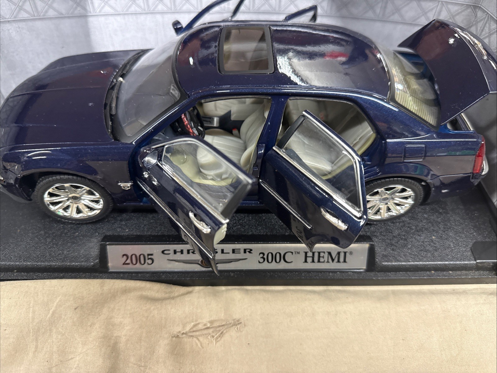 Fairfield 2005 Chrysler 300 Hemi C 1:18 Scale Diecast Model Car Blue 73155