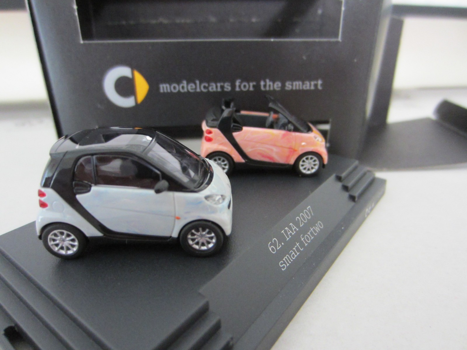 BUSCH L.E. SMART FORTWO SET MARBLE IAA 2007 – model is PLASTIC – HO / 1:87 scale
