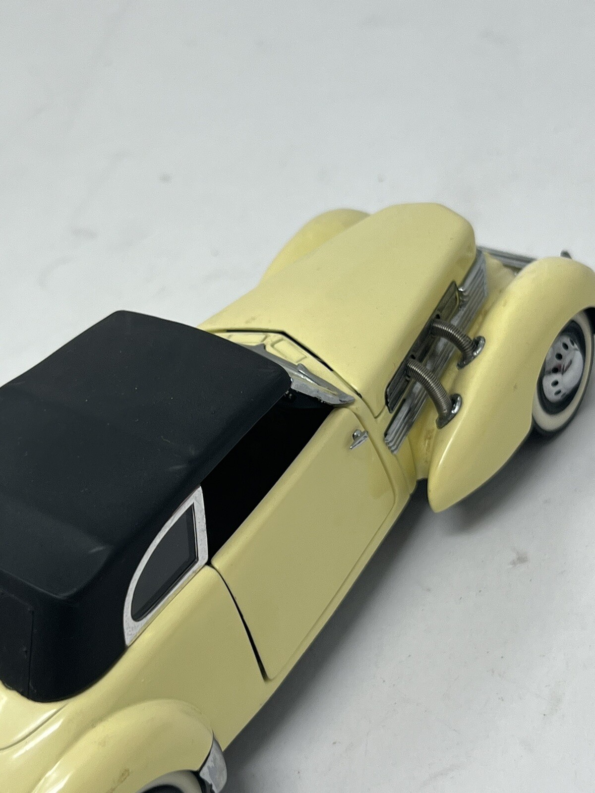 Die Cast~Franklin Mint~1:24~1937 Cord 812 Convertible~Yellow~w/Removable Top