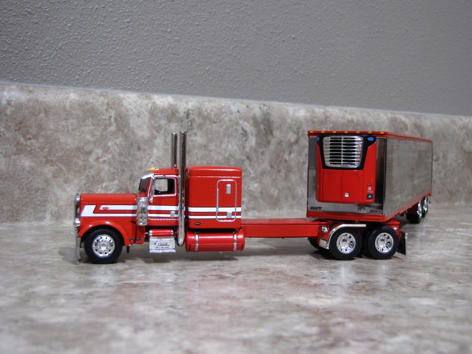 DCP 1/64 Can’t Afford It Ganski Red Peterbilt 389 Utility Refrigerated 60-1325