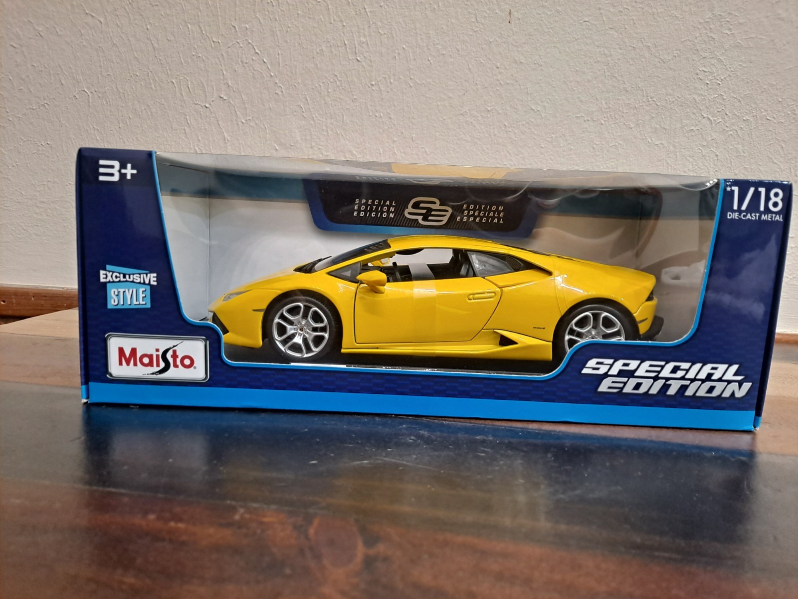 Rare Lamborghini Huracan Coupé LP 610-4 1:18 Yellow Diecast Car with Stand & Box