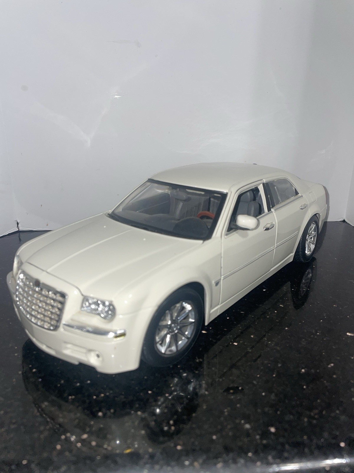 Maisto 1:18 Chrysler 300C Hemi White Pearl