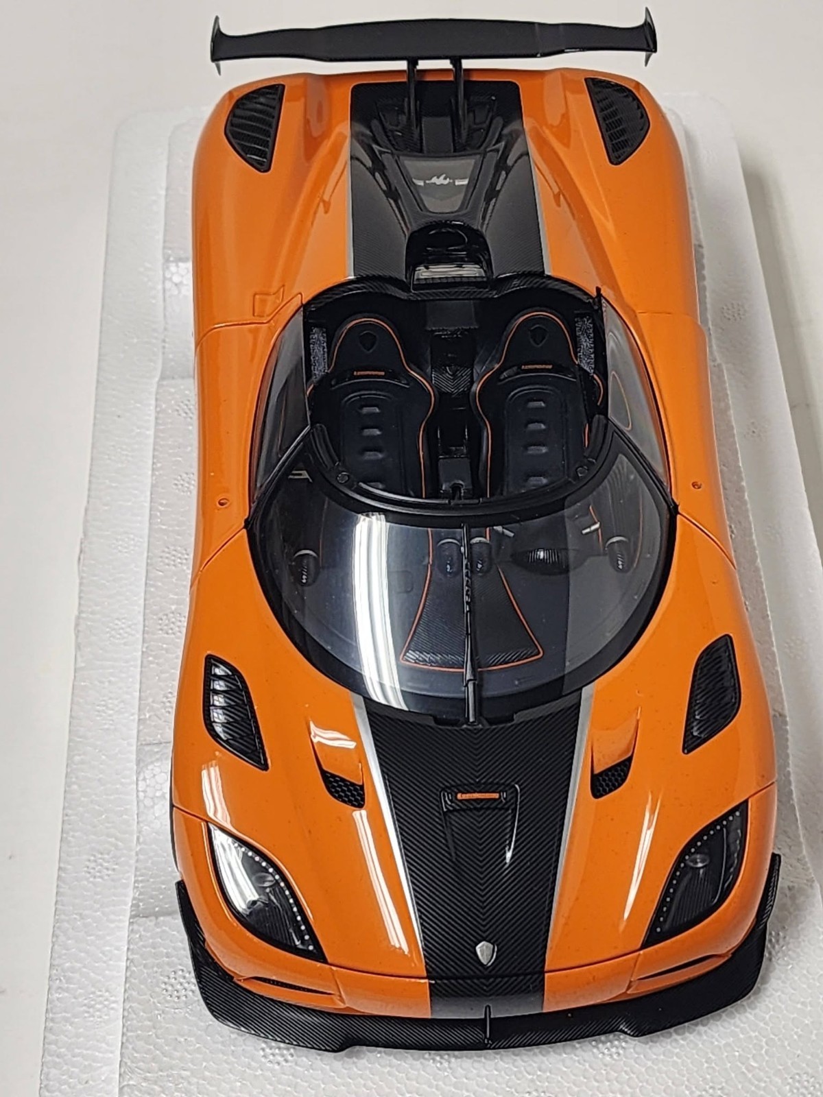 AUTOart: 1/18 autoart model car – Koenigsegg One 1 Agera RS, cone orange/black.