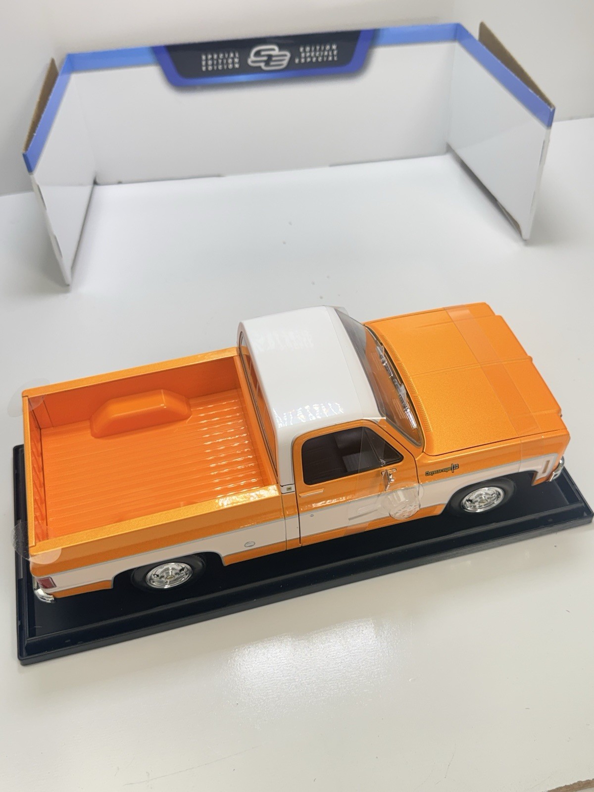 Maisto 1:18 1974 Chevrolet C10 Cheyenne Super Diecast Truck Orange/White Specia…