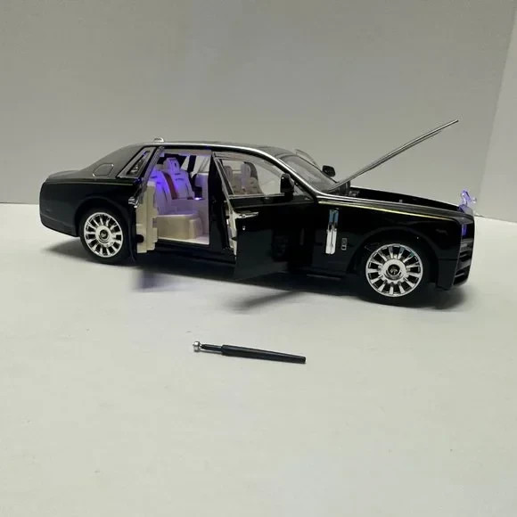 1:24 Rolls-Royce Phantom Metal Diecast Silver Black WITH LEDS Roll-Back